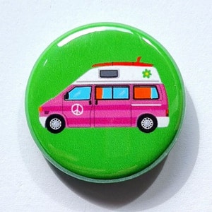 1 Stk. Ansteckbutton mit Bogennadel, Mini, Ø 25mm, ein kleines Wohnmobil als Mitbringsel für Reisehungrige Bild 3