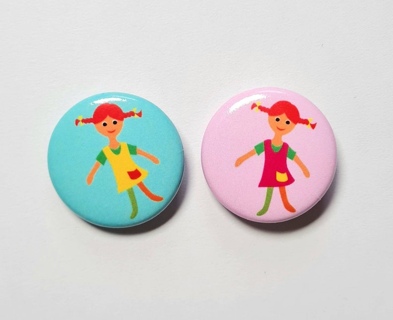 2er-Set Button 'Püppchen', Mini, Ø 25mm, rosa und blau. Mitbringsel, Mitgebsel, Giveaway Kindergeburtstag Bild 4
