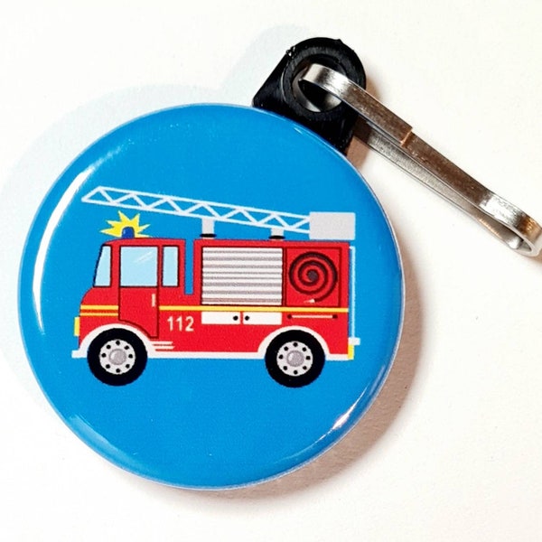 Feuerwehr, Button-Anhänger mit Karabinerhaken, Ø 32mm, ein kleines Geschenk für alle, die Feuerwehrautos cool finden