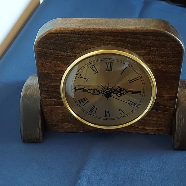 Horloge de table faite à la main / style vintage, bois vieilli, couleur noyer