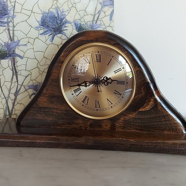 Cheminée d’horloge d’étagère faite à la main / style vintage, bois vieilli, couleur noyer