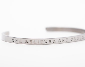 Carpe Diem Bracciale Aperto Donna Con Ciondolo Messaggio - Gioiello Ispirazionale In Acciaio Inossidabile E Zirconia