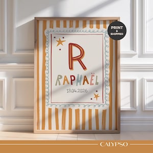 Può includere: Una stampa artistica incorniciata con un design personalizzato. L'opera d'arte include il nome "Raphael" e la data "13.04.2026" in lettere colorate, con una grande lettera "R". Lo sfondo presenta strisce verticali nei toni dell'arancione e del crema.