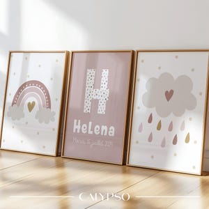 Poster rosa con nuvole di pioggia e arcobaleno, poster personalizzato con iniziale e nome per bambina
