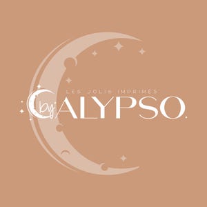 Puede incluir: Una luna creciente blanca con estrellas y el texto "Les Jolis Imprim&eacute;s by CALYPSO." El fondo es de color marr&oacute;n claro.