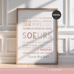 Peut inclure: Une affiche encadrée avec le mot "SOEURS" en lettres majuscules, entouré de texte français en nuances de rose et beige. Le mot "DIGITAL" est dans un cercle noir en haut à droite. Le mot "CALYPSO" est en bas à droite.
