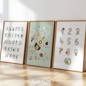 Tres carteles con letras y números espaciales: decoración de pared con letras, números y espacio.