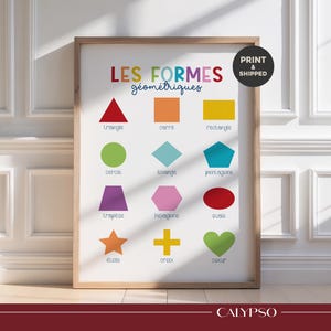 Peut inclure: Une affiche encadrée présentant des formes géométriques colorées avec des étiquettes en français. Les formes comprennent un triangle, un carré, un rectangle, un cercle, un losange, un pentagone, un trapèze, un hexagone, un ovale, une étoile, une croix et un cœur.