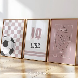 Poster rosa di calcio per ragazze - Poster personalizzati con nome e numero, pallone e campo per calciatori