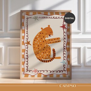 Peut inclure: Impression numérique encadrée représentant un léopard de dessin animé avec des taches et des rayures orange. Le léopard est dans une pose détendue, entouré d'étoiles et d'une bordure décorative. Le mot "DIGITAL" est dans un cercle noir.