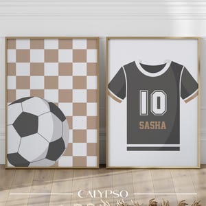 Pósters de fútbol para niños - Ilustración de doble balón sobre fondo de cuadros y camiseta de fútbol personalizada