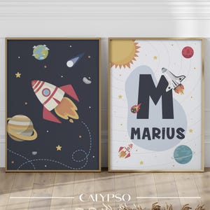 Weltraumposter für Kinder, personalisiert mit Anfangs- und Vornamen, Wandkunst mit Raketen, Sternen und Planeten