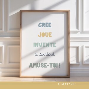 Affiche citation enfant "Crée, Joue, Invente, et surtout Amuse-toi", typographie colorée bleu ardoise jaune et vert sauge.