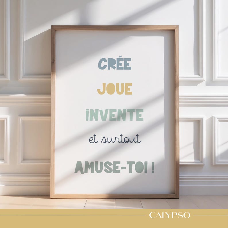 Affiche citation enfant "Crée, Joue, Invente, et surtout Amuse-toi", typographie colorée bleu ardoise jaune et vert sauge.