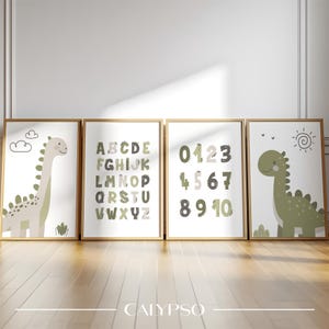 Set aus grünen Dinosaurier-Postern, Alphabet-Postern und Zahlen mit Dino-Thema