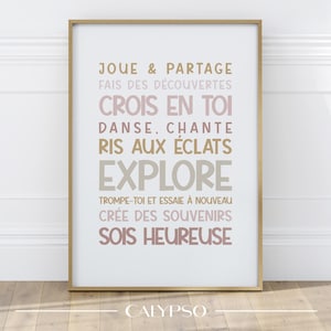Poster positivo per ragazze – Parole ispiratrici in francese, decorazioni rosa e beige