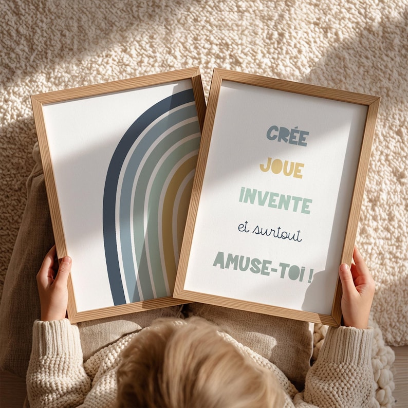 Affiche murale enfant citation positive "Crée Joue Invente Amuse-toi", couleurs douces bleu ardoise et vert sauge, décoration chambre ou salle de jeux