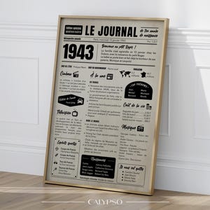 Può includere: Una stampa di giornale vintage incorniciata del 1943, con articoli su cinema, sport ed eventi mondiali. La stampa ha uno sfondo beige con testo nero ed è esposta su una superficie di legno.