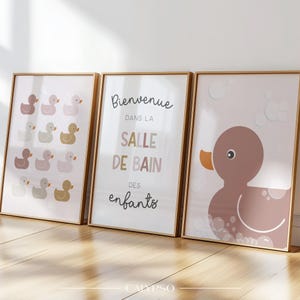 Poster per il bagno dei bambini – Set di 3 poster con anatre rosa e beige