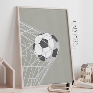 K&ouml;nnte beinhalten: Ein schwarz-wei&szlig;er Fu&szlig;ball, der in ein wei&szlig;es Netz geht, vor einem Salbeigr&uuml;n-Hintergrund. Der Text "CALYPSO LES JOLIS IMPRIM&Eacute;S" befindet sich auf der rechten Seite des Bildes.