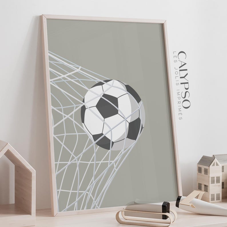 K&ouml;nnte beinhalten: Ein schwarz-wei&szlig;er Fu&szlig;ball, der in ein wei&szlig;es Netz geht, vor einem Salbeigr&uuml;n-Hintergrund. Der Text "CALYPSO LES JOLIS IMPRIM&Eacute;S" befindet sich auf der rechten Seite des Bildes.