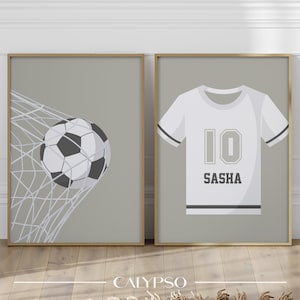 Fußballposter für Kinder – Ball im Netz und personalisierte Poster mit weißen Trikots