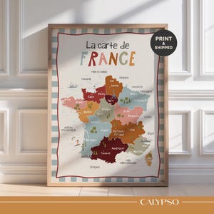 Peut inclure: Une affiche encadrée représentant une carte de France, avec une illustration colorée des régions. La carte est légendée avec des noms de lieux français et contient le texte "La carte de FRANCE". L'affiche a un cadre en bois et une bordure vichy.