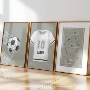 Pósteres de fútbol para niños en color salvia - 3 carteles personalizados con el nombre - portería, táctica de juego y camiseta