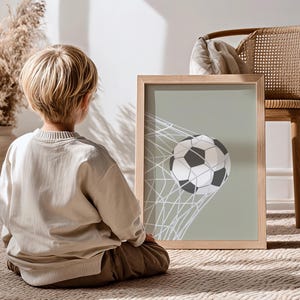 Affiche ballon de football pour enfant sur fond vert sauge.