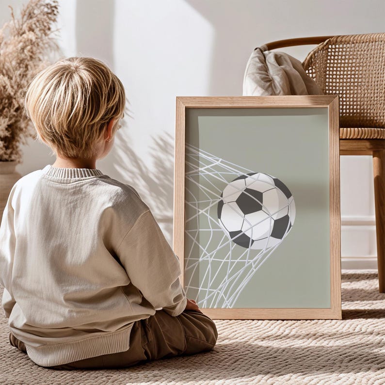 Affiche ballon de football pour enfant sur fond vert sauge.