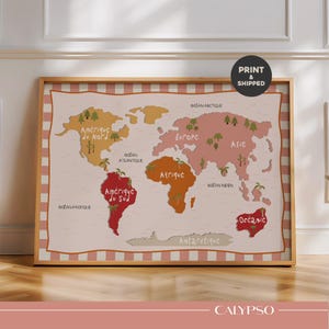 Puede incluir: Un mapa del mundo enmarcado con un fondo rosa claro y un marco de madera. El mapa presenta continentes en varios colores, con el texto "PRINT & SHIPPED" en un círculo. La palabra "CALYPSO" está en la parte inferior.