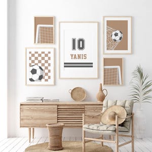 Affiche Rétro Football Avec Coupe Et Ballon | Vecteur Premium