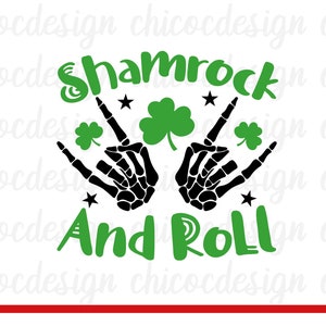 Op de afbeelding: Zwarte skelethandjes die de rock-and-roll handbeweging maken met groene klavertjes en de tekst "Shamrock And Roll" in groen.