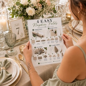 Peut inclure: Une fiche d'instruction blanche intitulée 4 Easy Napkin Folds présentant des schémas et du texte pour réaliser un pliage simple, en poche, en éventail et en pointe classique. La fiche offre des guides visuels étape par étape pour les serviettes.