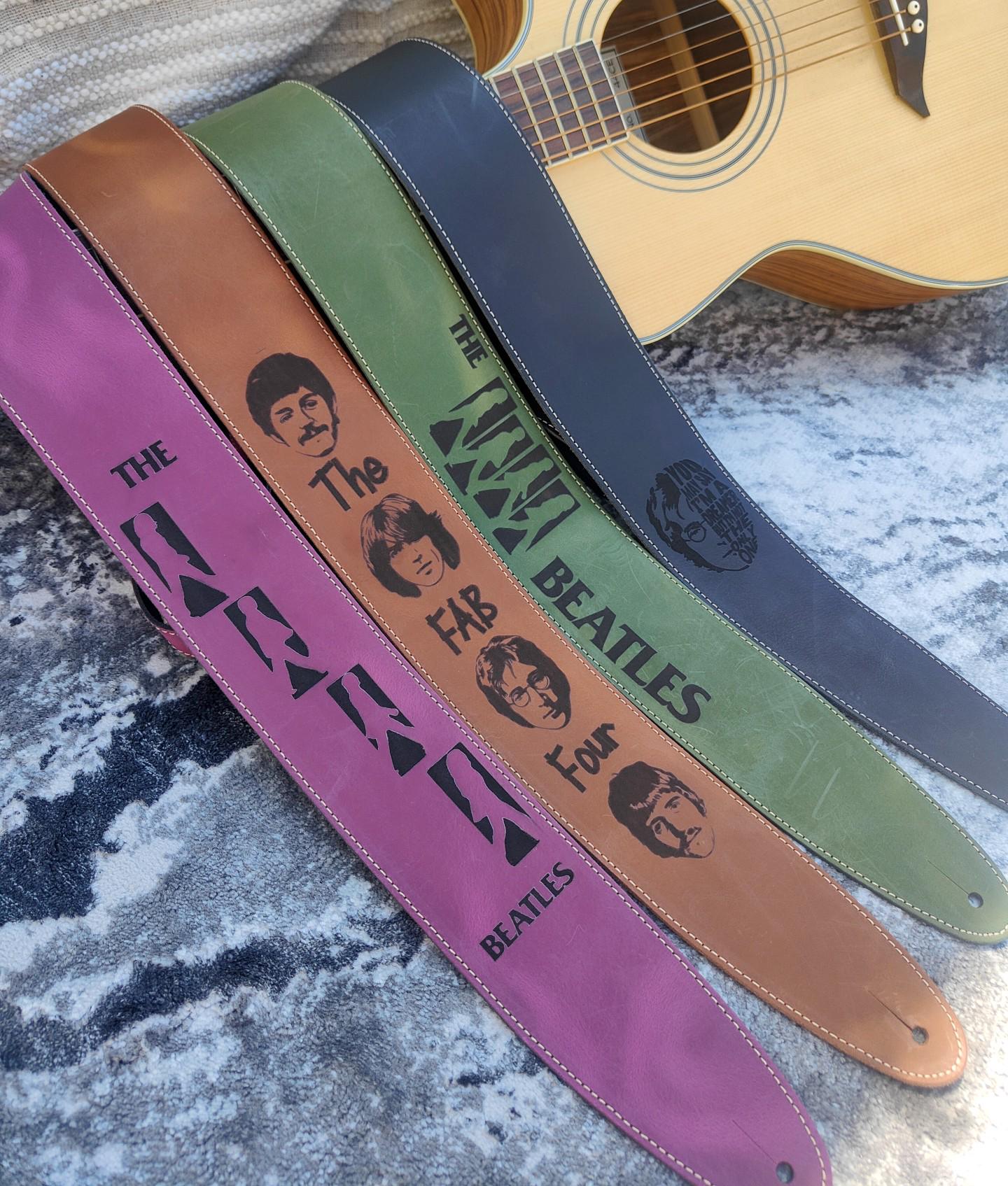 Personalizowane skórzane paski do gitary i basu z grawerunkiem Beatlesów i Johna Lennona