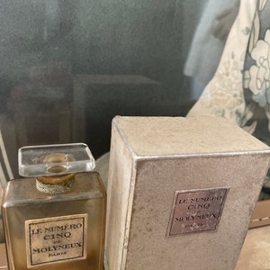 Antique Perfume Bottle and Box Le Numéro Cinq de Molyneux Paris, Made in France Glass Stopper Silver Thread Neck Movie Prop Shelf Display