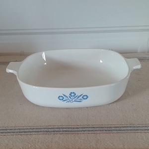 Corningware Blue Cornflower 9 " dish. Marked P - 9 - B. 1960s. No lid. Dish has no chips or cracks. Very good condition. Used very little.