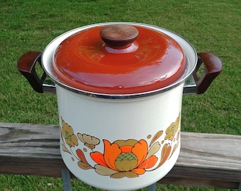 Sanko Ware, show pan, Japan. 8 qt stock pot in Country Flowers pattern. MCM 1970s. Porcelain enameled steel large pan with lid.