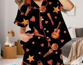 Disco Diva-pyjamaset för kvinnor – Glitter Star Pop Icon-sovplagg med mikrofon-, gitarr- och klacktryck, 2-delat loungewear i satin