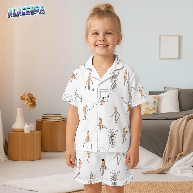 Puede incluir: Conjunto de pijama blanco para ni&ntilde;os con un patr&oacute;n caprichoso de personajes de dibujos animados y plantas. La parte superior de manga corta y los pantalones cortos tienen ribetes blancos. El pijama est&aacute; hecho de un material suave y c&oacute;modo.