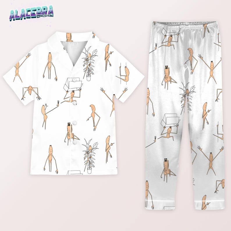 Puede incluir: Conjunto de pijama blanco con un dise&ntilde;o de personaje de dibujos animados repetido. La parte superior de manga corta tiene cuello y cierre de botones. Los pantalones de pijama tienen cintura el&aacute;stica. Los personajes de dibujos animados est&aacute;n en varias poses.