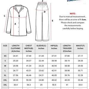 Puede incluir: Un conjunto de pijama blanco con ribete gris, mostrado con una tabla de tallas que detalla las medidas en pulgadas. La tabla incluye la longitud de la ropa, el ancho del pecho, la manga, las caderas, la longitud del pantal&oacute;n y las tallas de cintura de XS a 5XL.