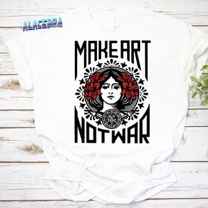 Könnte beinhalten: Weißes T-Shirt mit einem schwarzen grafischen Design, auf dem "Make Art Not War" steht. Die Grafik zeigt eine Frau mit roten Blumen im Haar und einem Friedenszeichen.