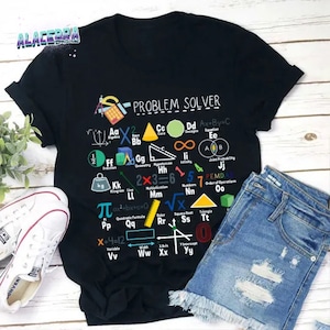 Pode incluir: Camiseta preta com uma estampa gráfica branca de um gráfico de resolução de problemas. O gráfico inclui símbolos matemáticos, fórmulas e abreviações. O texto "PROBLEM SOLVER" está no topo do gráfico.