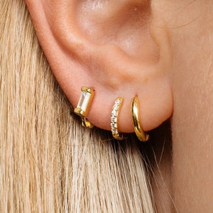 Boucle d'oreille cartilage taille baguette blanche 18 g • boucle d'oreille hélicoïdale supérieure • boucle d'oreille lobe inférieur • empilement d'oreilles • boucles d'oreilles minimalistes