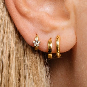 Boucle d'oreille fleur cartilage 18 g • boucle d'oreille fleur en hélice supérieure • boucles d'oreilles lobe • boucles d'oreilles tragus • empilement d'oreilles • boucles d'oreilles minimalistes