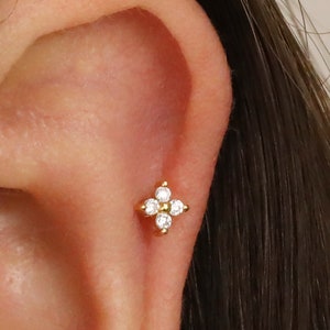 Boucle d'oreille de cartilage à quatre pétales en or 20 G • tragus • boucle d'oreille conque • tragus • hélice • piercing du cartilage • minimaliste • DOS PLAT