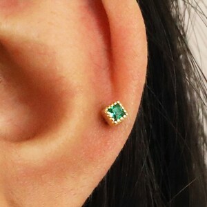 18G gouden smaragdgroene kraakbeenoorbel • vierkante tragusknop • schelpoorbel • tragus • helix • kraakbeenpiercing • minimalistisch • PLATTE TERUG