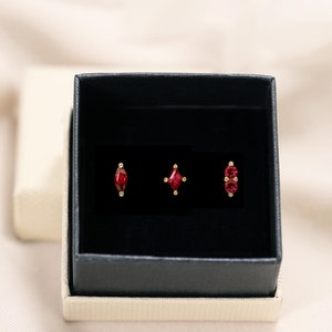 Ensemble de boucles d'oreilles à dos plat avec breloque rubis • lot de 3 • boucles d'oreilles en cartilage • clou en hélice • cadeau pour elle