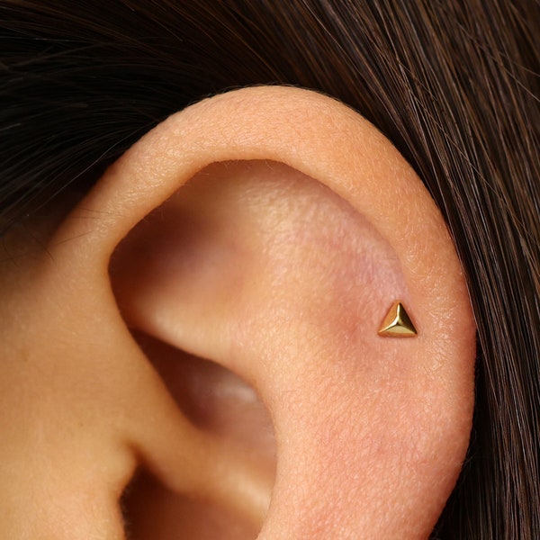 20G Gold Pyramid Labret Cartilage • triangle tragus• conch earring • tragus • helix cartilage piercing • minimalist • FLAT BACK